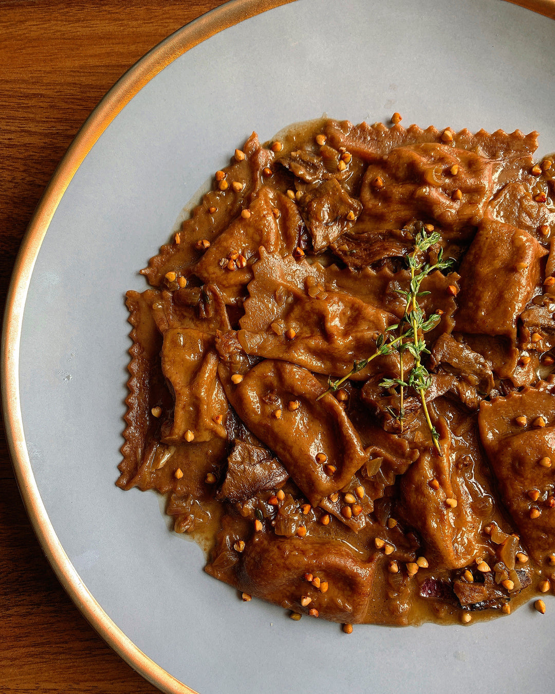 Ravioli al cacao con funghi